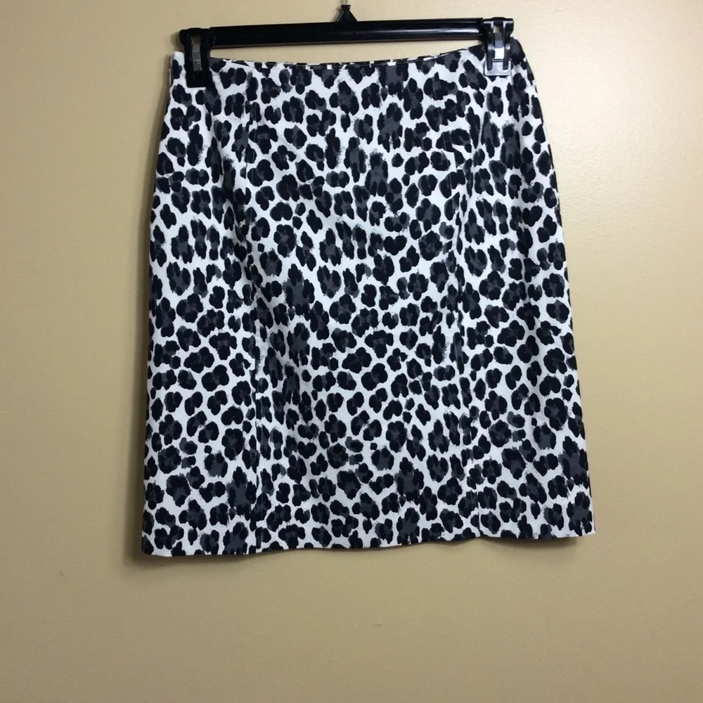 Tempesta Gruppo Americano stretch leopard print skirt. Size 10.